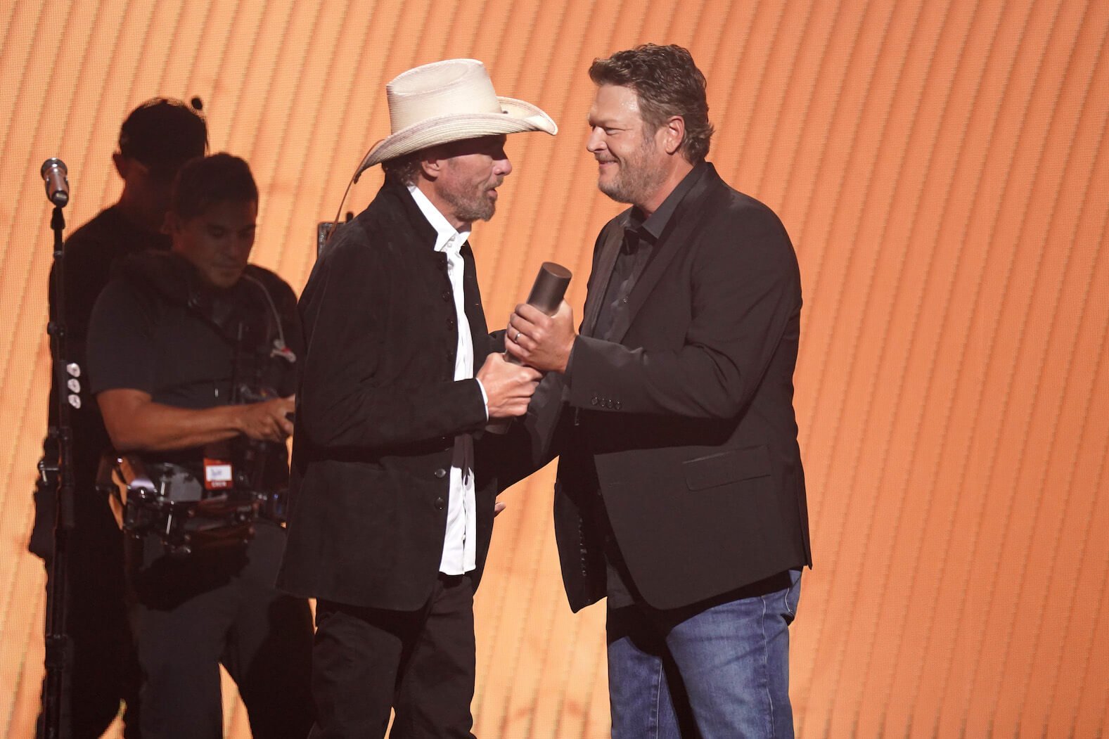 Toby Keith and Blake Shelton talking on stage