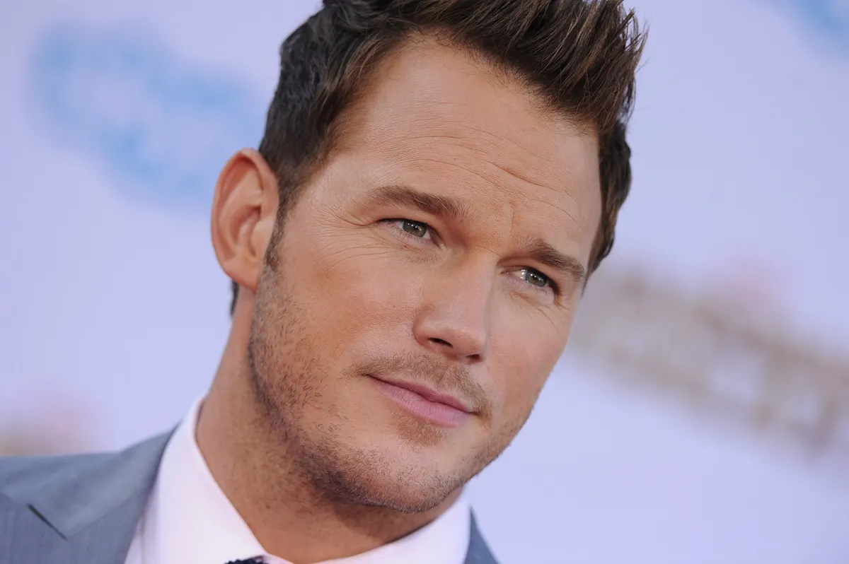 Chris Pratt posing in a suit at the premiere of 'Guardians of the Galaxy'.
