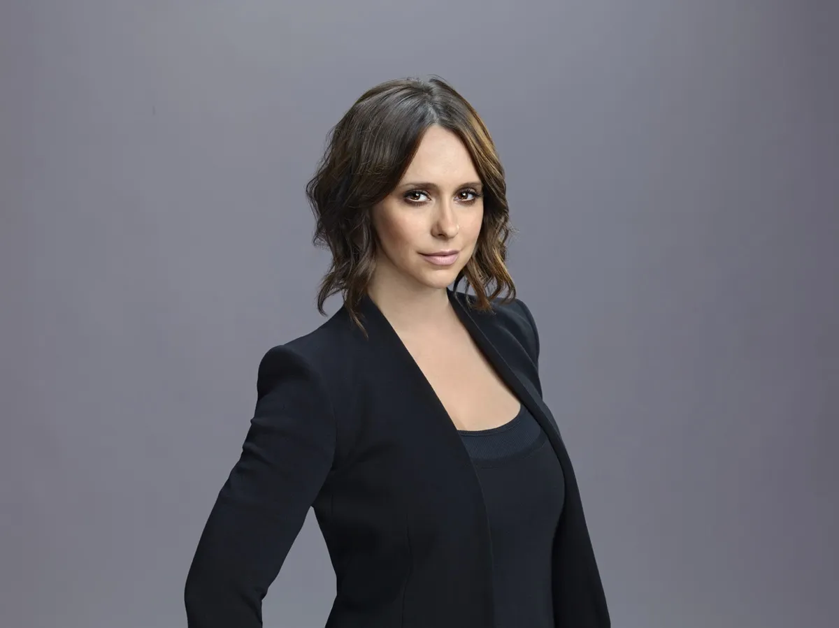 Jennifer Love Hewitt posing in a black outfit as Kate Callahan, the character of 