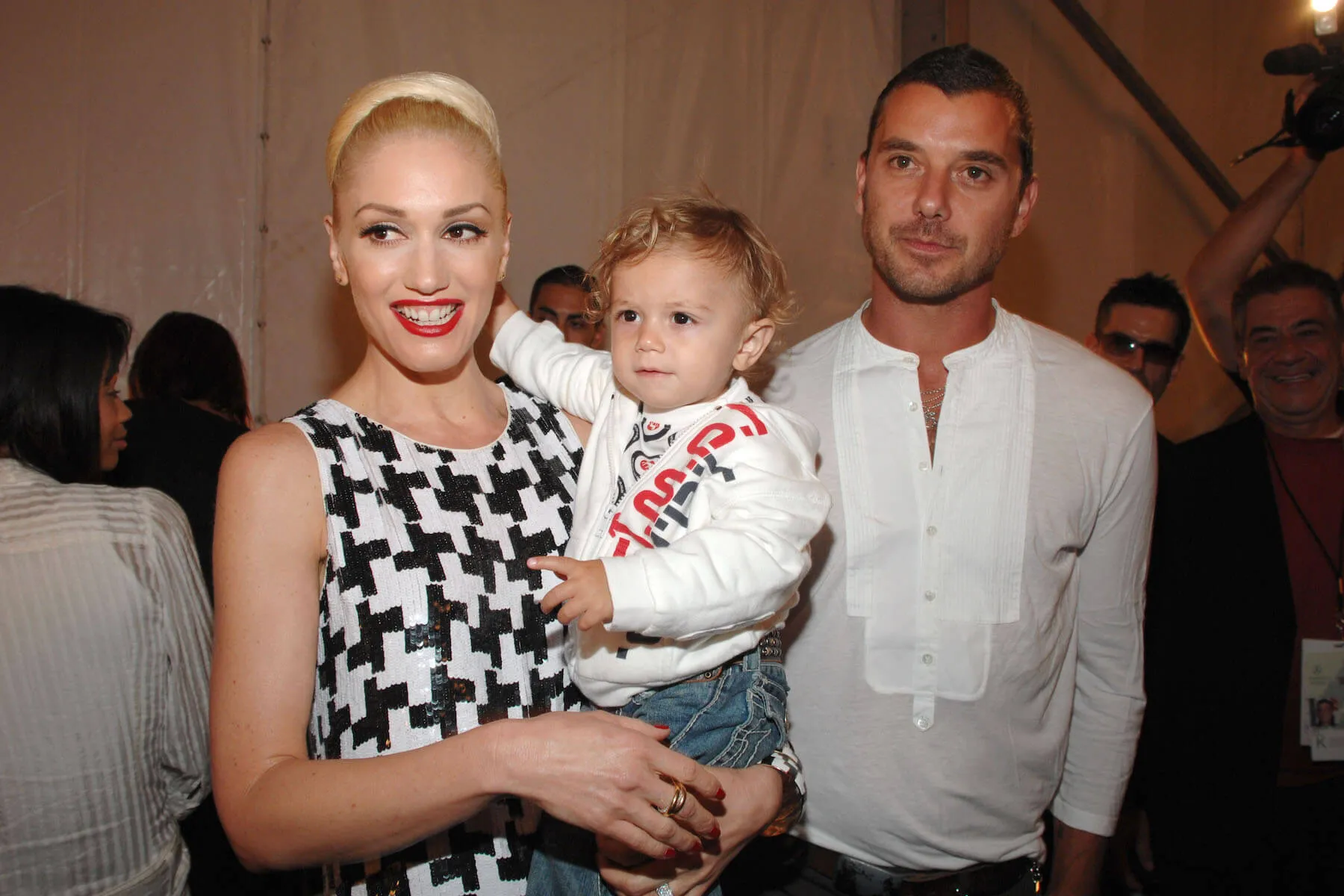 Gwen Stefani holding her child, Kingston, as a baby, with Gavin Rossdale beside her in 2007