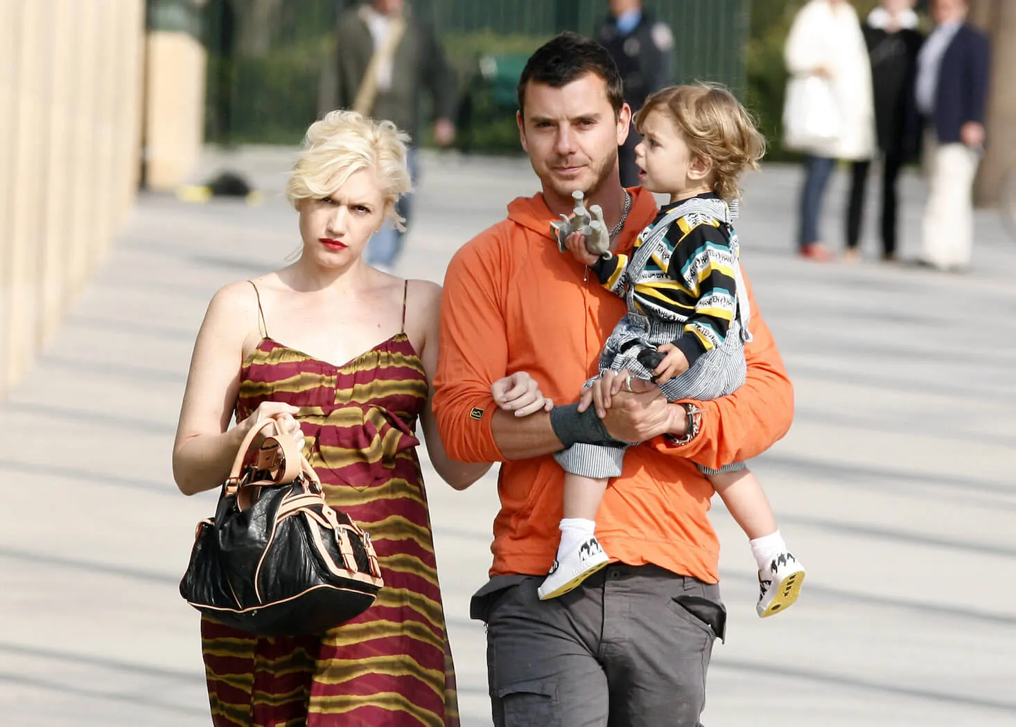 Gwen Stefani and Gavin Rossdale walking outside in 2007 with Rossdale holding their son, Kingston