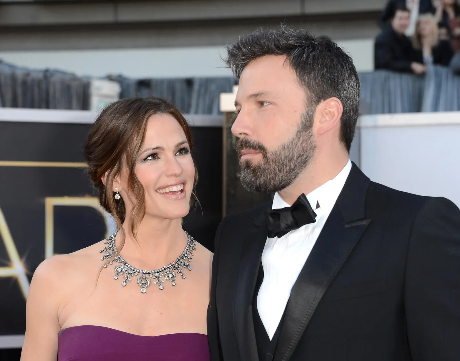 Jennifer Garner looking up at Ben Affleck at the Academy Awards in 2013