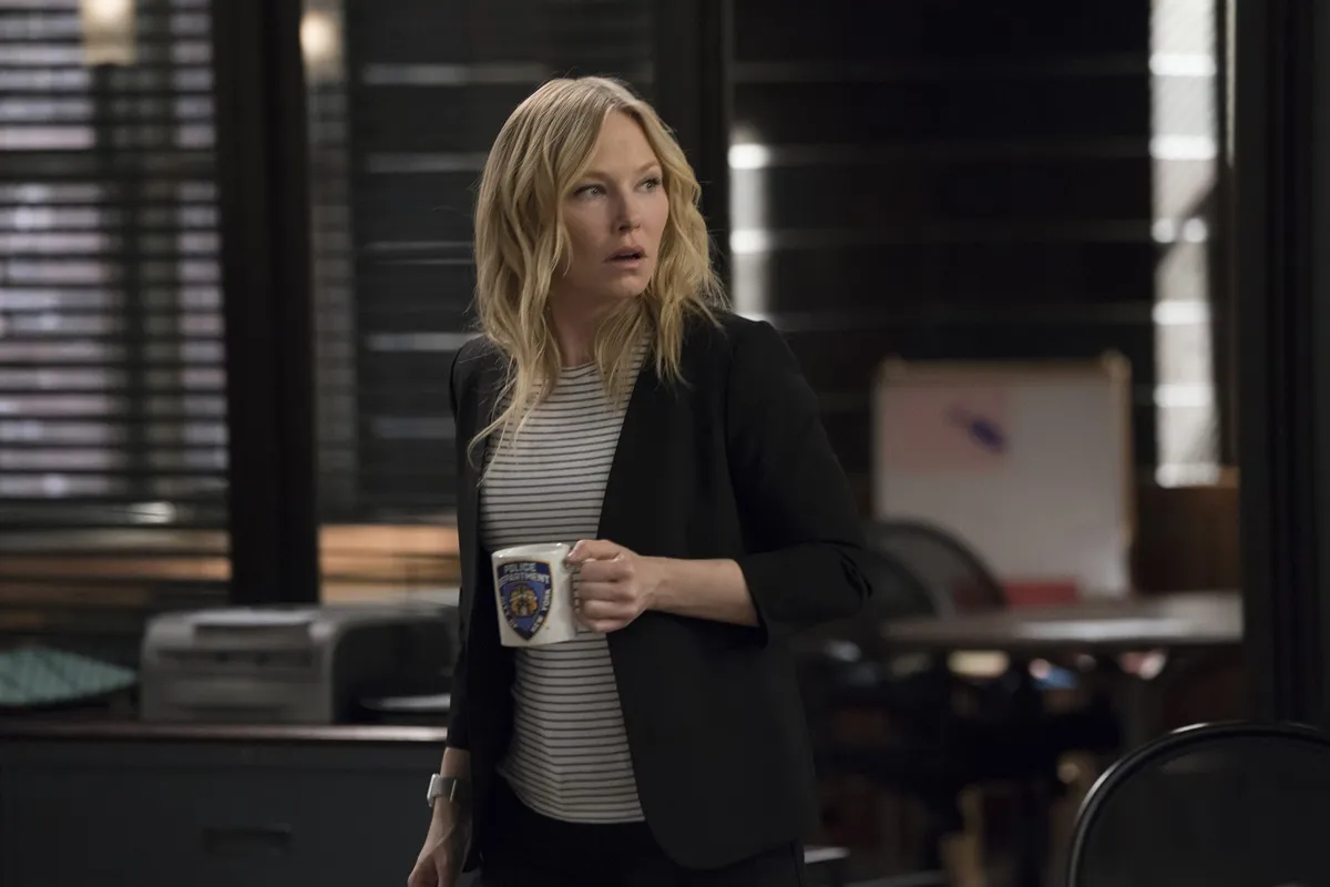 Kelli Giddish posing as her character Amanda Rollins in an episode of 'Law & Order SVU'.