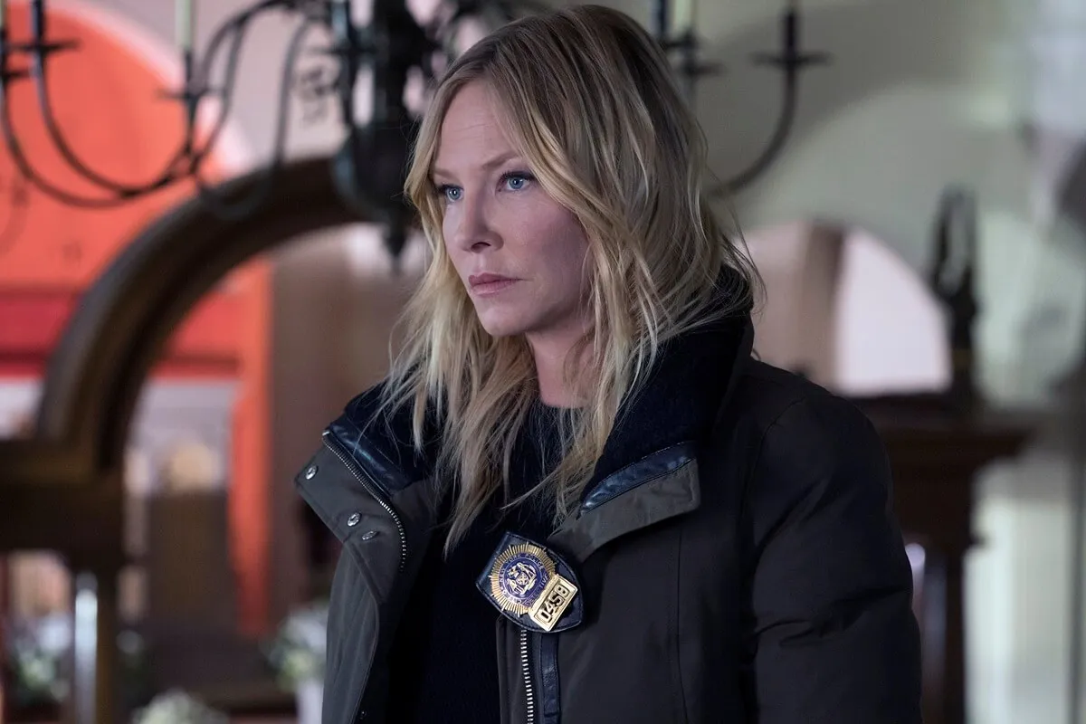 Kelli Giddish posing as her character Amanda Rollins in an episode of 'Law & Order SVU'.