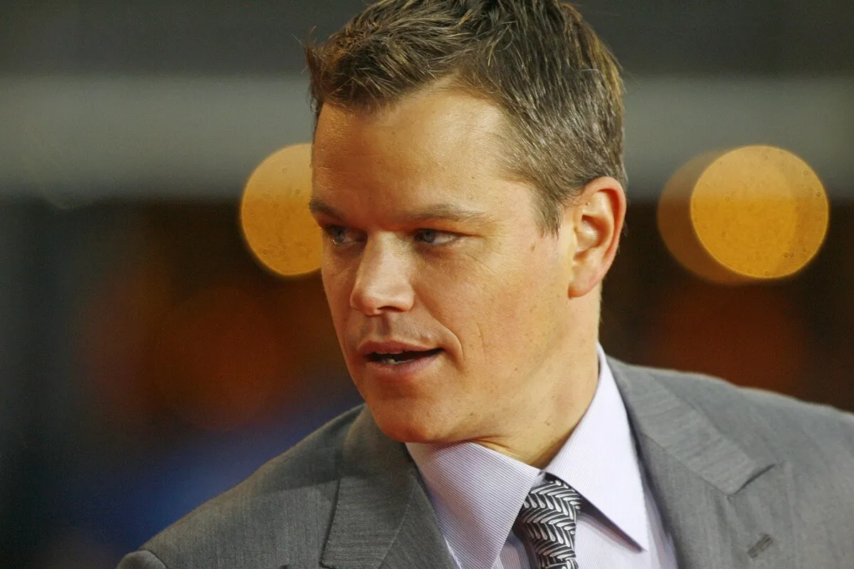 Matt Damon posing in a suit at 'The Bourne Ultimatum' premiere.