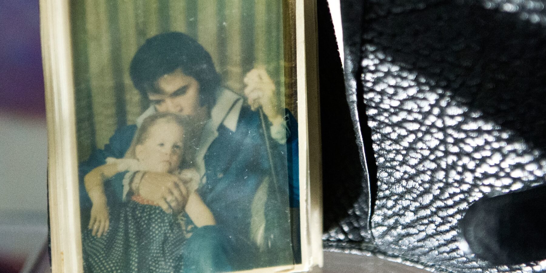 Elvis Presley's wallet held a photo of him and Lisa Marie Presley taken in 1970