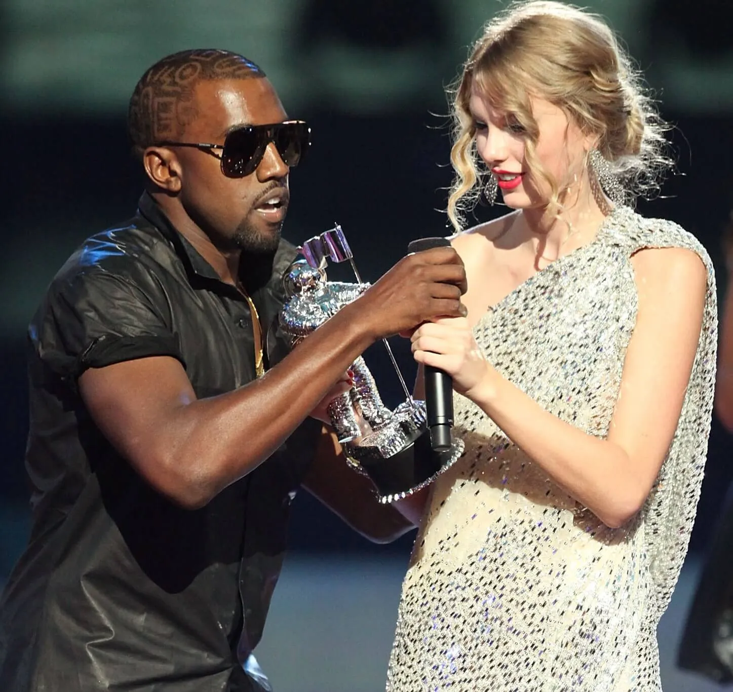 Kanye West standing next to Taylor Swift