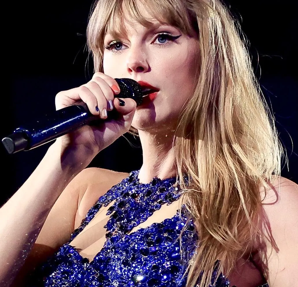 "Shake It Off" singer Taylor Swift wearing blue