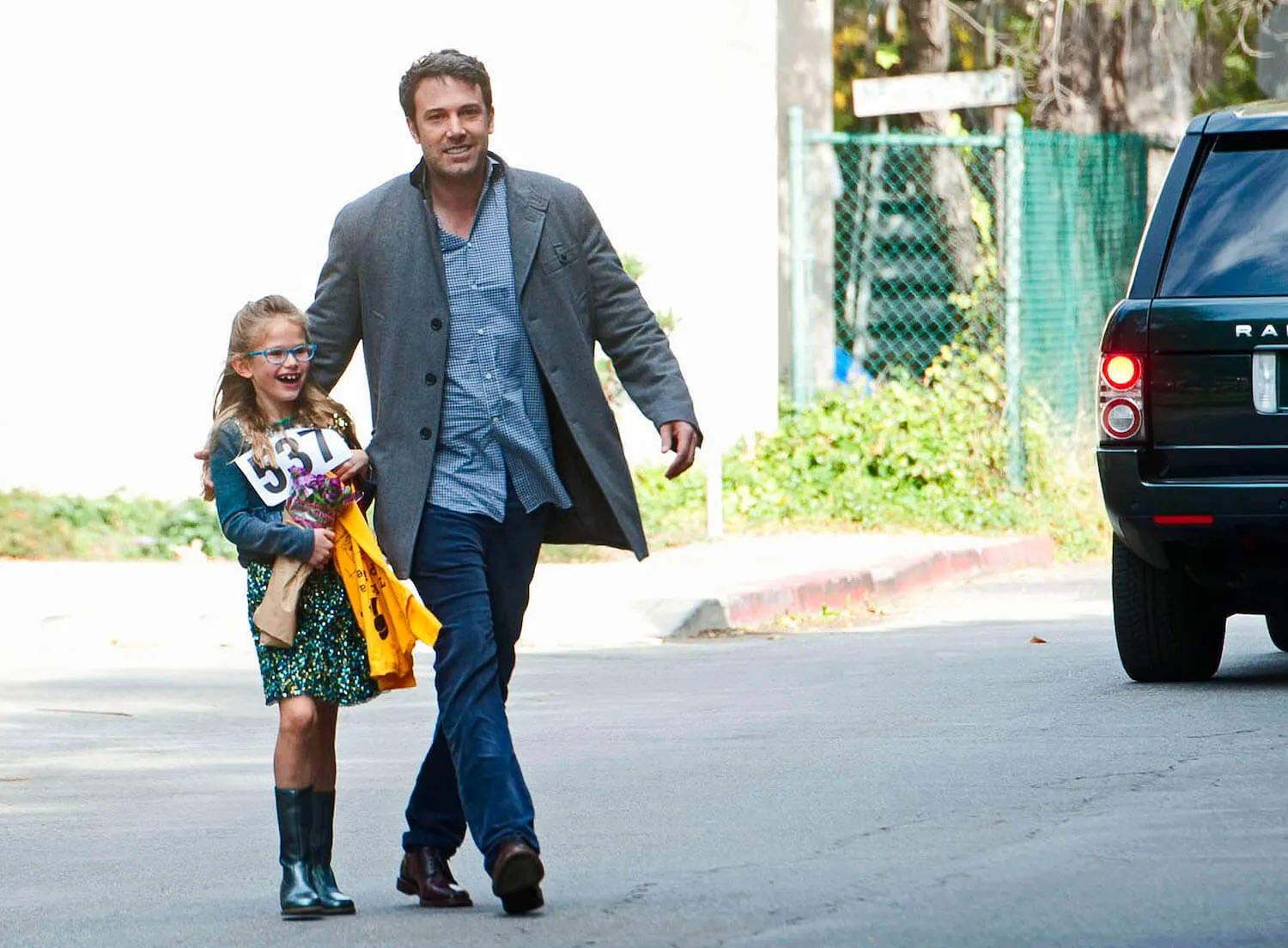 Ben Affleck walking with his daughter, Violet Affleck, in 2014