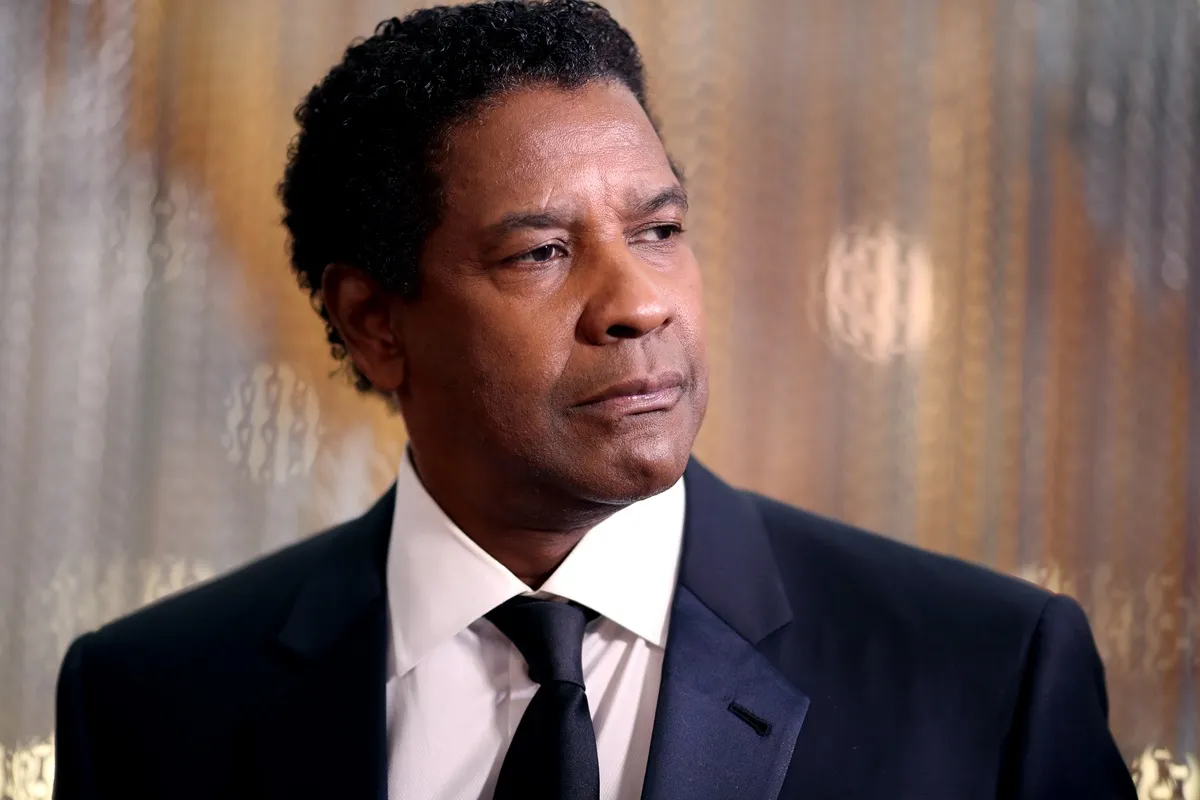 Denzel Washington posing in a suit at the 89th Annual Academy Awards