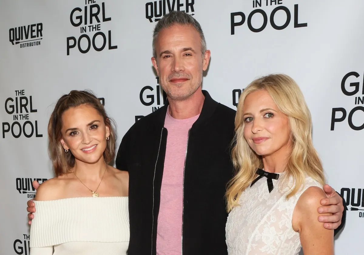 Actors Rachael Leigh Cook, Freddie Prinze Jr., and Sarah Michelle Gellar stand together for a photo in 2024