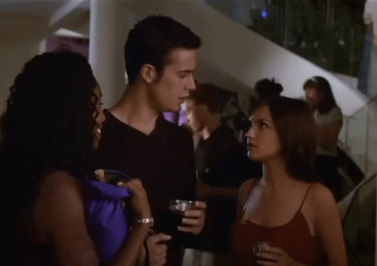 Freddie Prinze Jr. and Rachael Leigh Cook film a scene for She's All That together