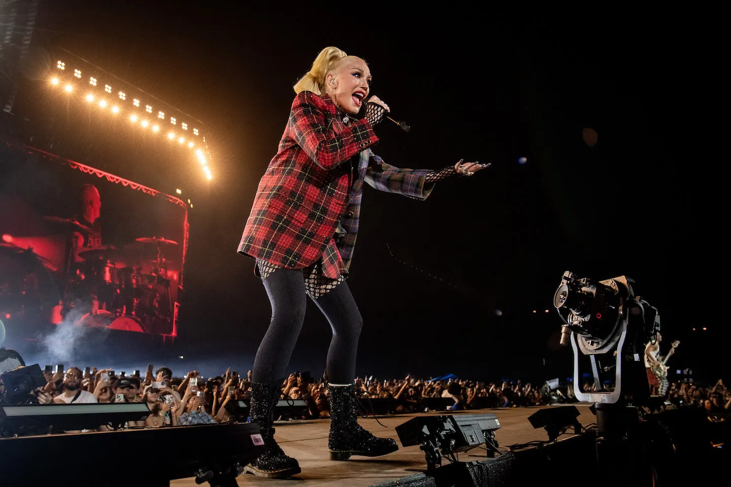 Gwen Stefani on stage in the evening in a black checked jacket. She will sing for No Doubt at the Coachella Festival in 2024.