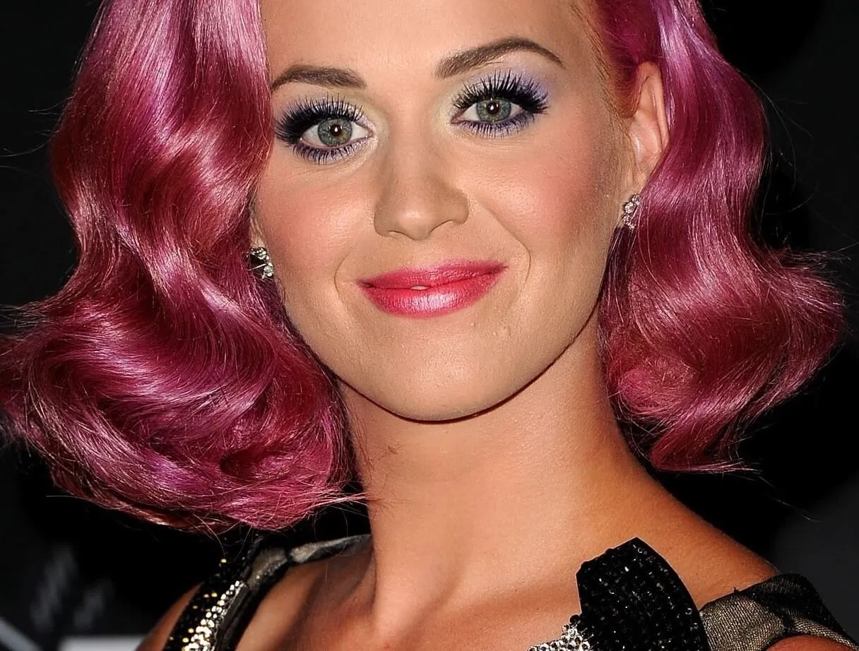 "Firework" singer Katy Perry with pink hair