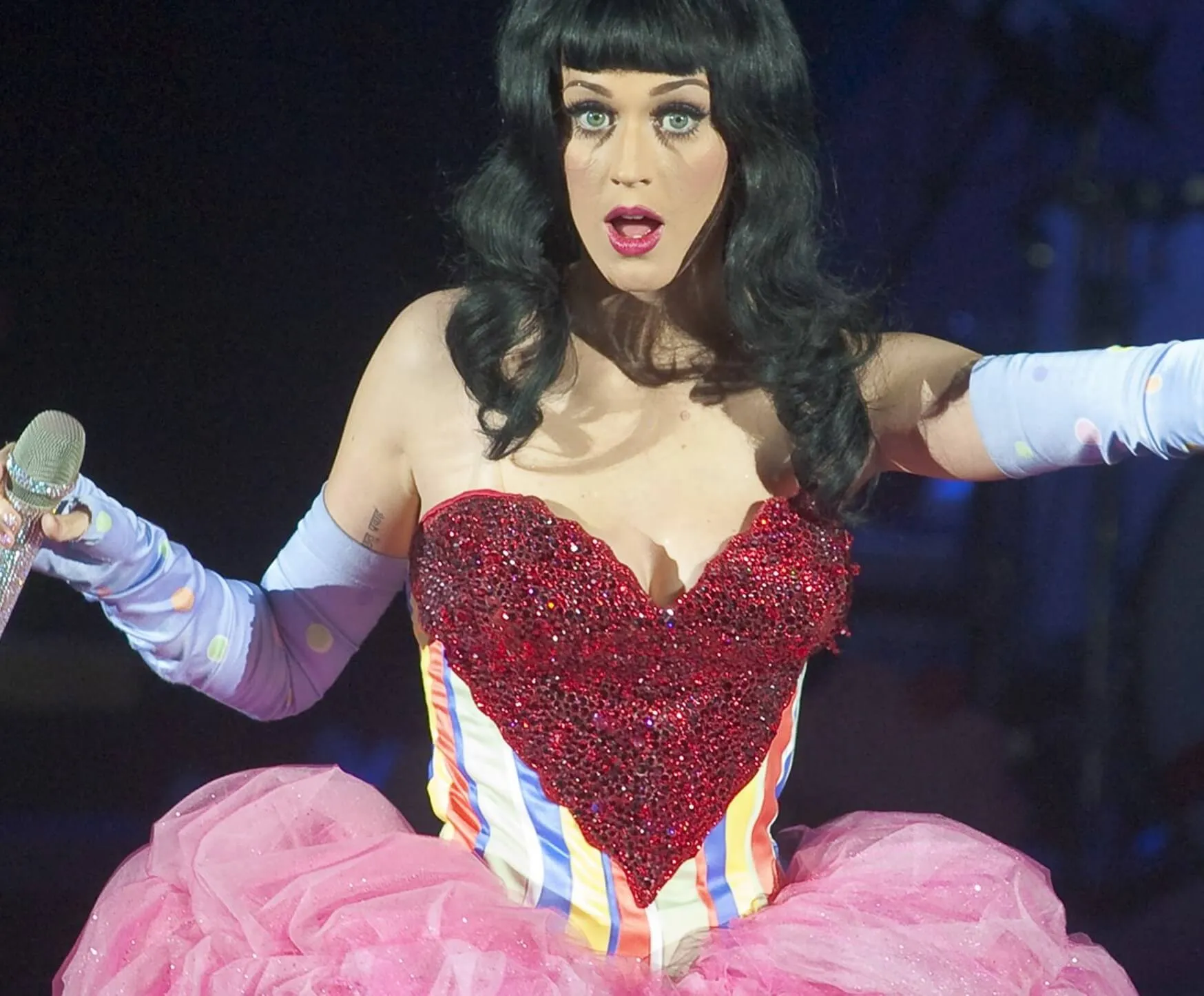 "The One That Got Away" star Katy Perry wearing red and pink
