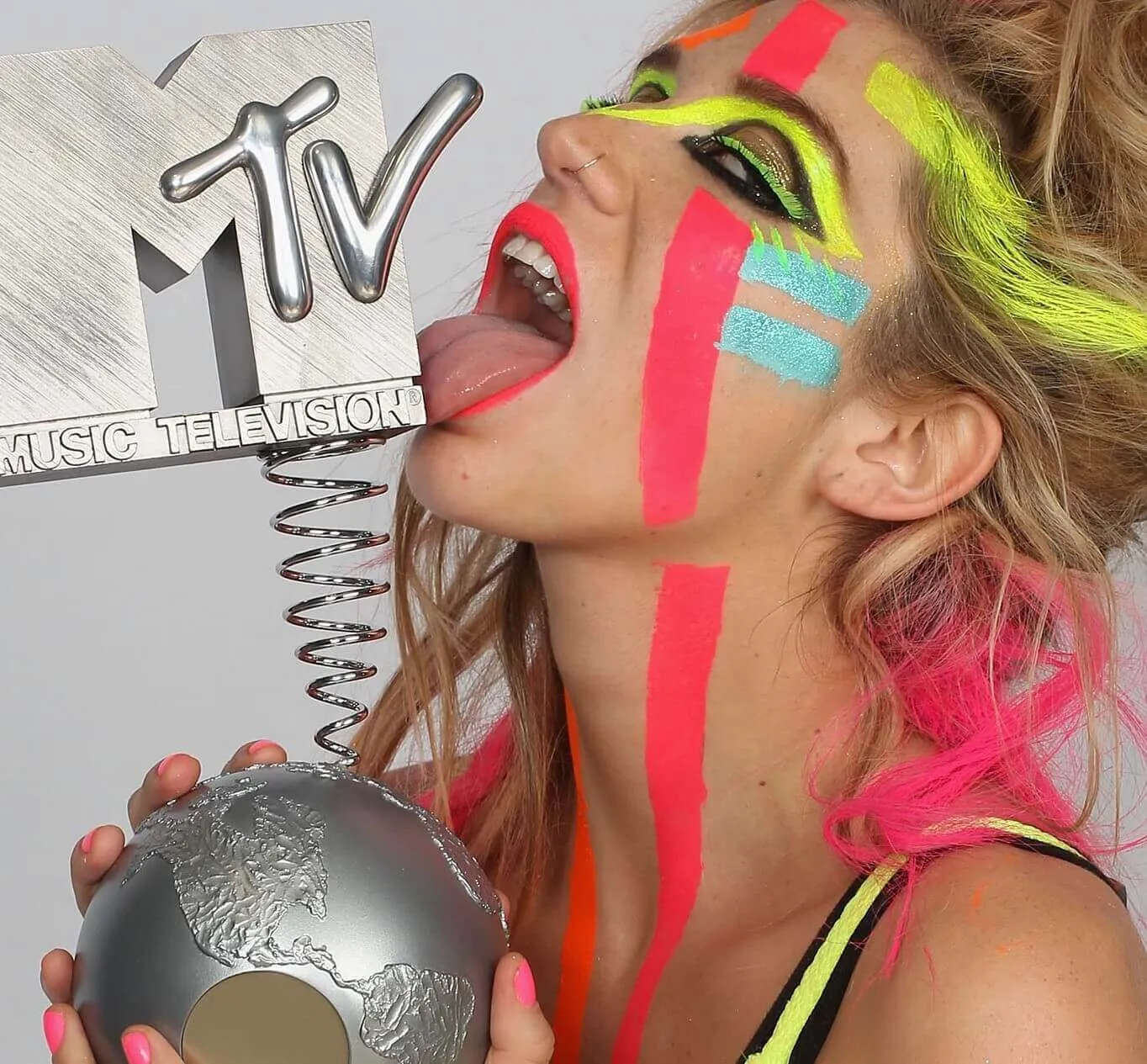 Kesha licking an award