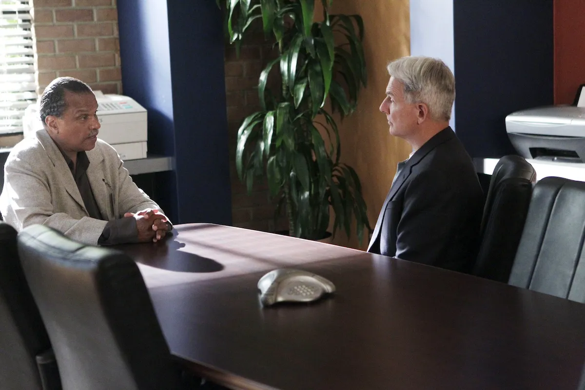 Billy Dee Williams and Mark Harmon sitting at a table in 'NCIS'