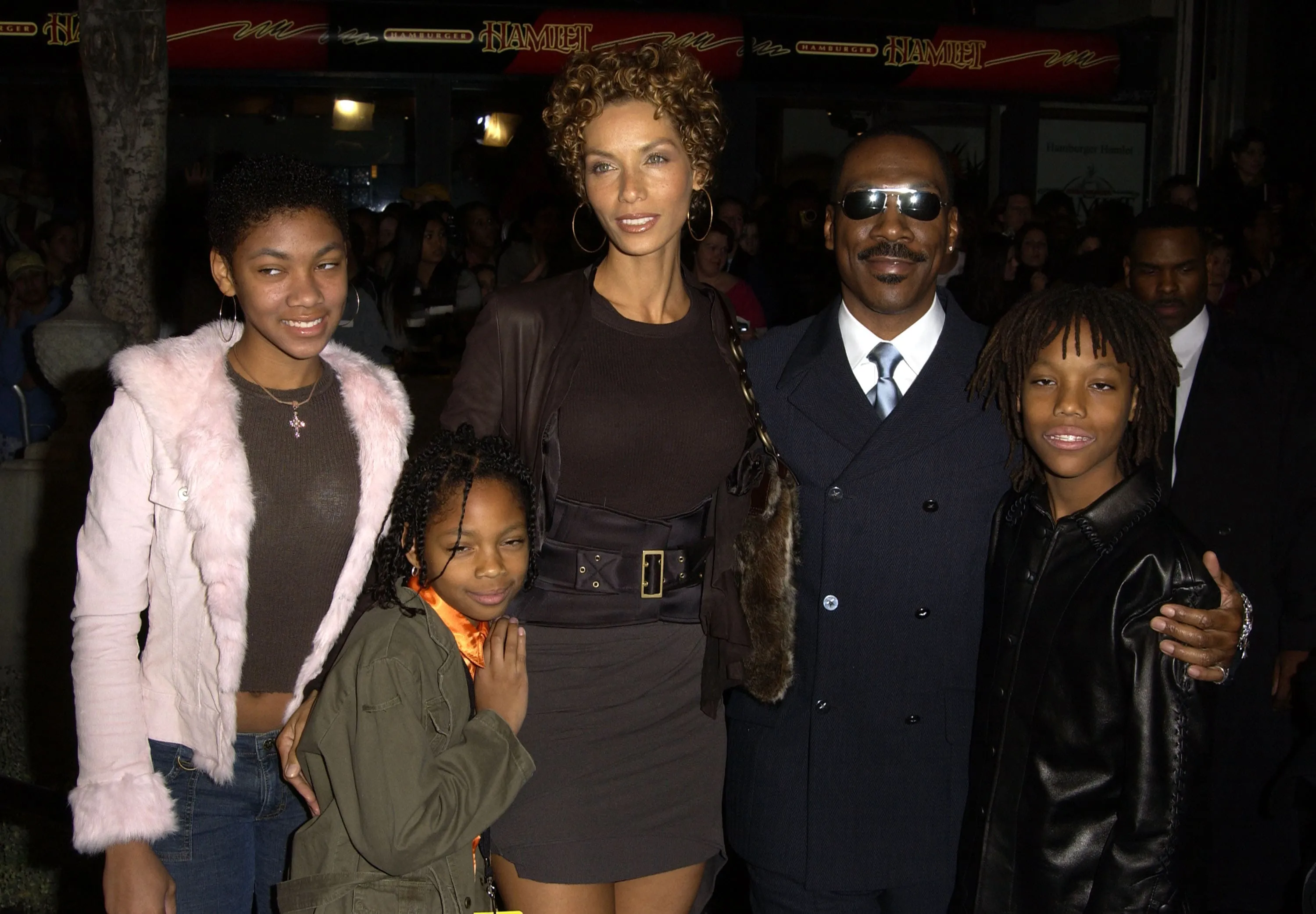 Eddie Murphy, Nicole Murphy, and their kids stand together before the premiere of The Haunted Mansion in 1992