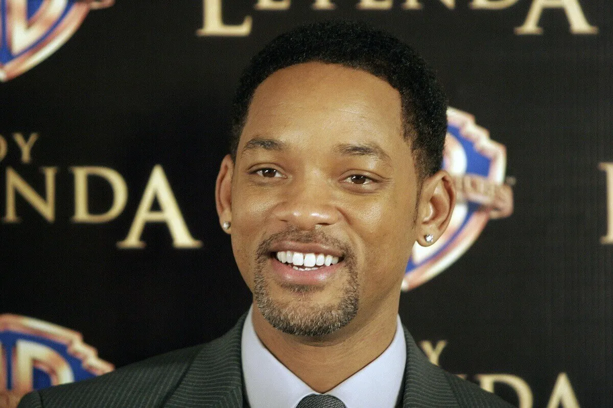 Will Smith posing at the premiere of 'I Am Legend' in a suit.