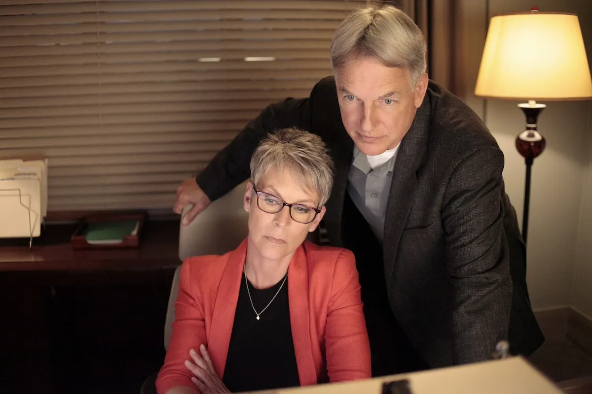 Mark Harmon looking over Jamie Lee Curtis' shoulder in 'NCIS'