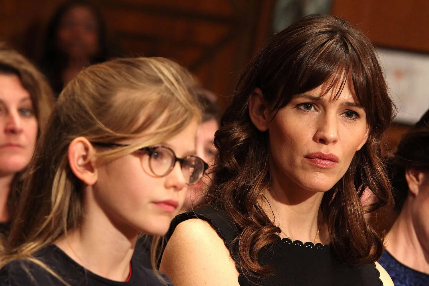 Jennifer Garner and Violet Affleck sitting next to each other as they listen to Ben Affleck testify in 2015