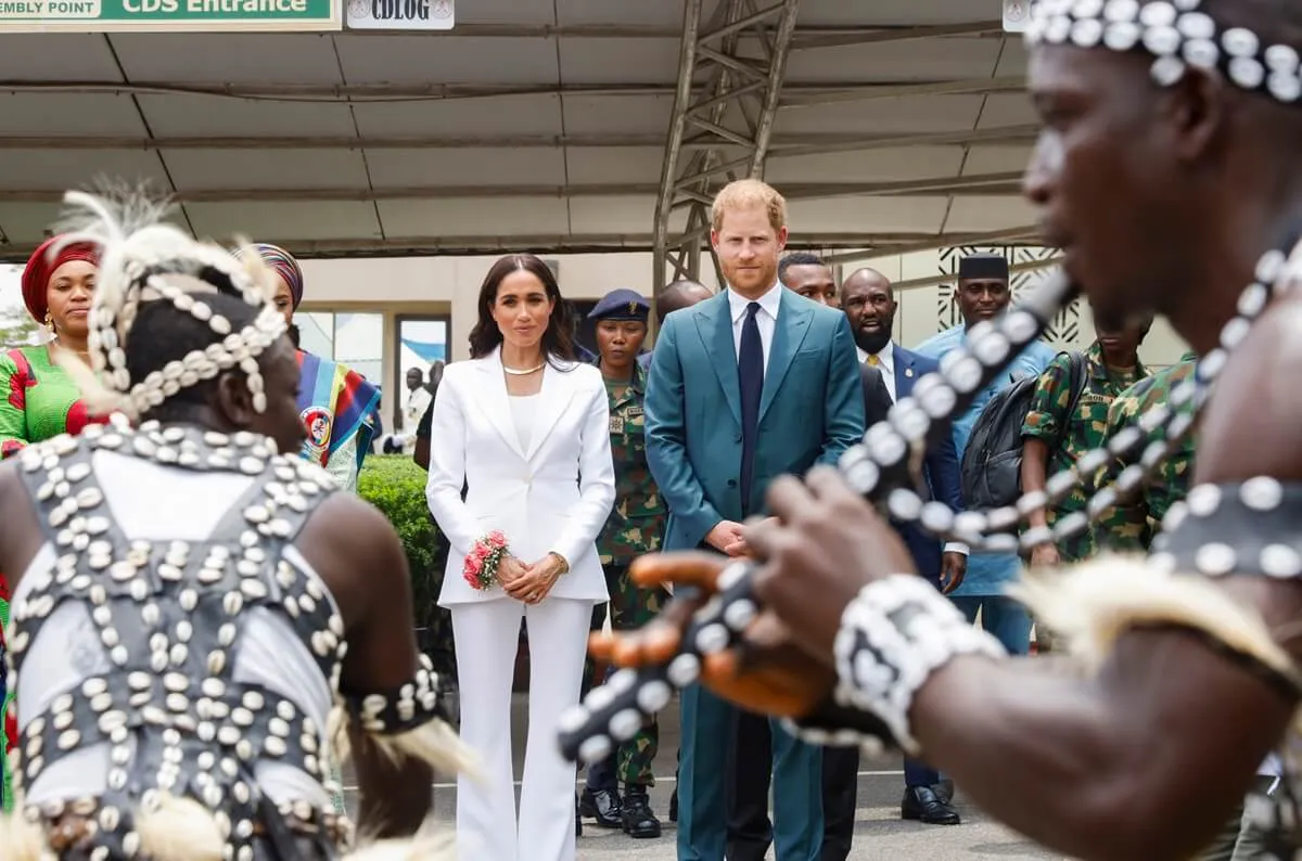 Meghan Markle and Prince Harry welcomed at the Defence Headquarters in Abuji, Nigeria