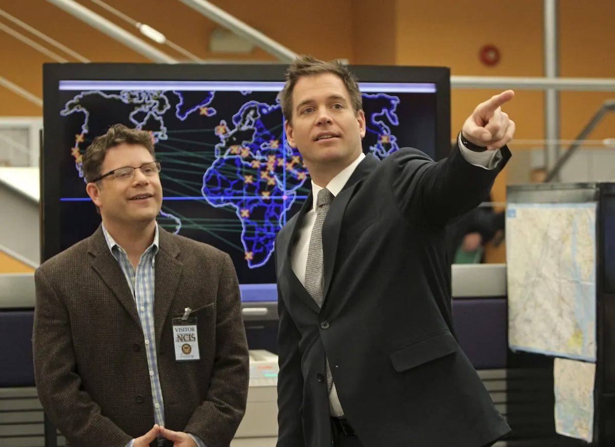 Sean Astin standing next to Michael Weatherly in 'NCIS'