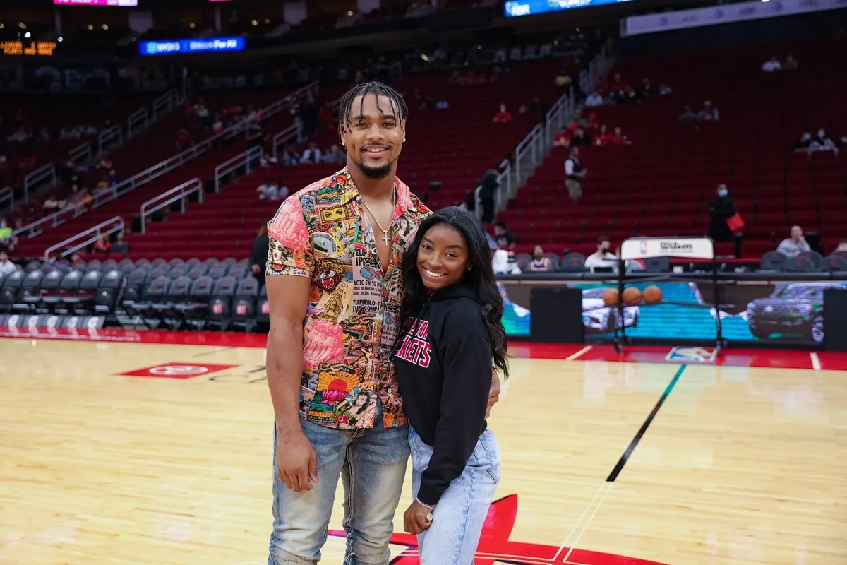 Simone Biles and Jonathan Owens attend a game between the Houston Rockets and the Los Angeles Lakers