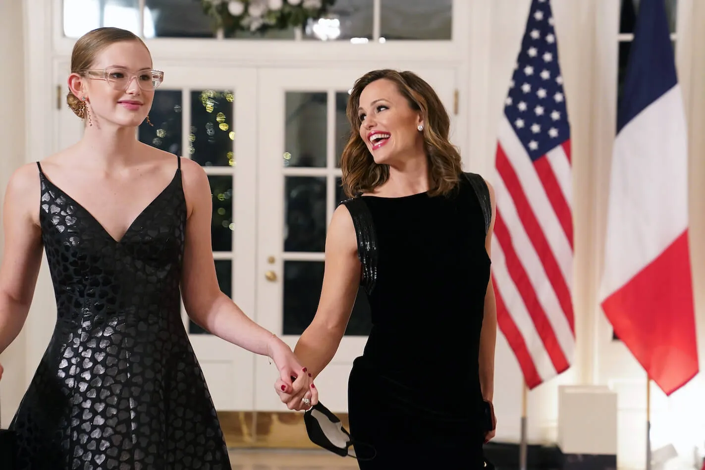 Violet Affleck and Jennifer Garner holding hands while at the White House in December 2022