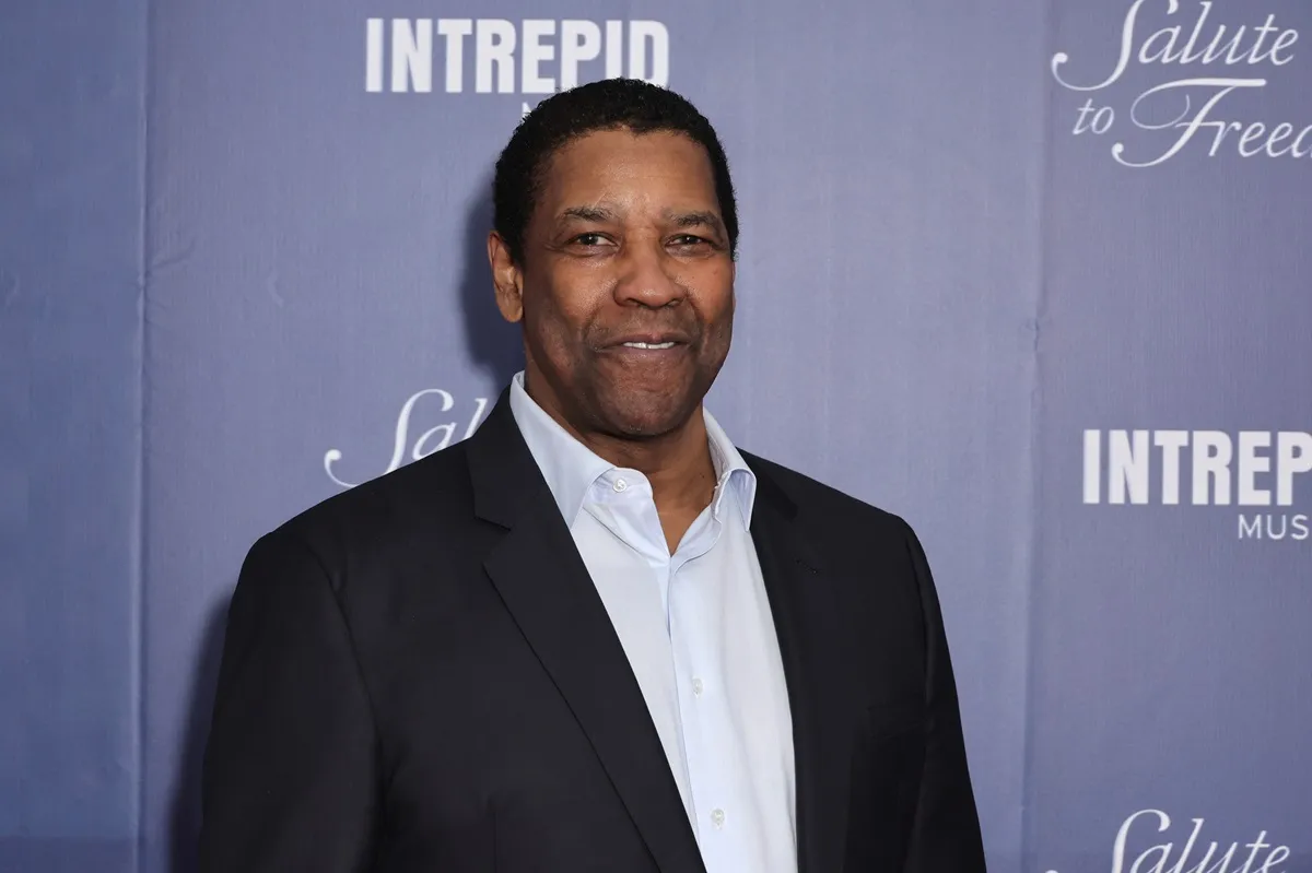 Denzel Washington attending the the 2022 Intrepid Sea, Air & Space Museum Salute to Freedom Gala while wearing a suit.