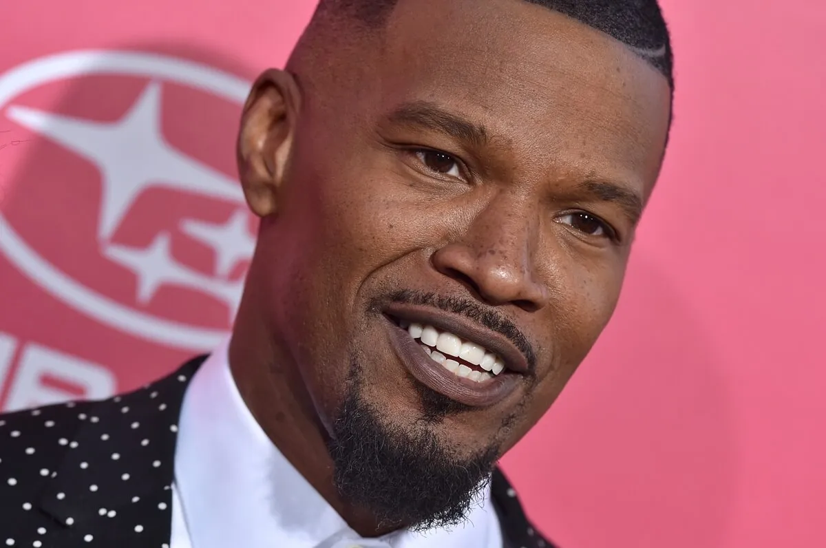 Jamie Foxx posing in a suit at the premiere of 'Baby Driver'.