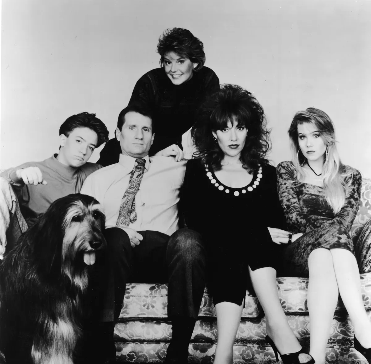 David Faustino, Ed o'Neill, Katey Segal, Christina Applegate, and Amanda Bearse in a promotional photo for 'Married...With Children'