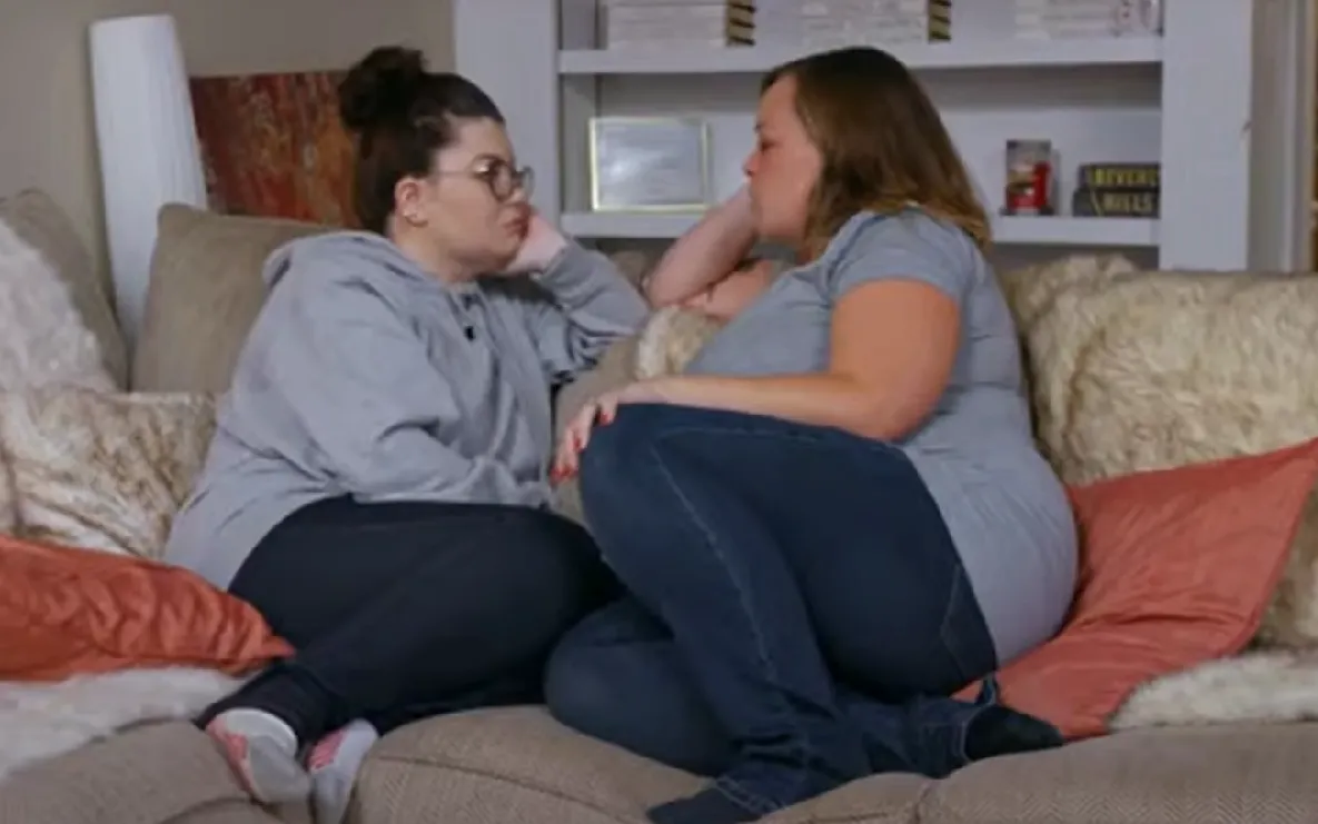 Amber Portwood and Catelynn Lowell sit on the couch together during a visit on 'Teen Mom OG' 