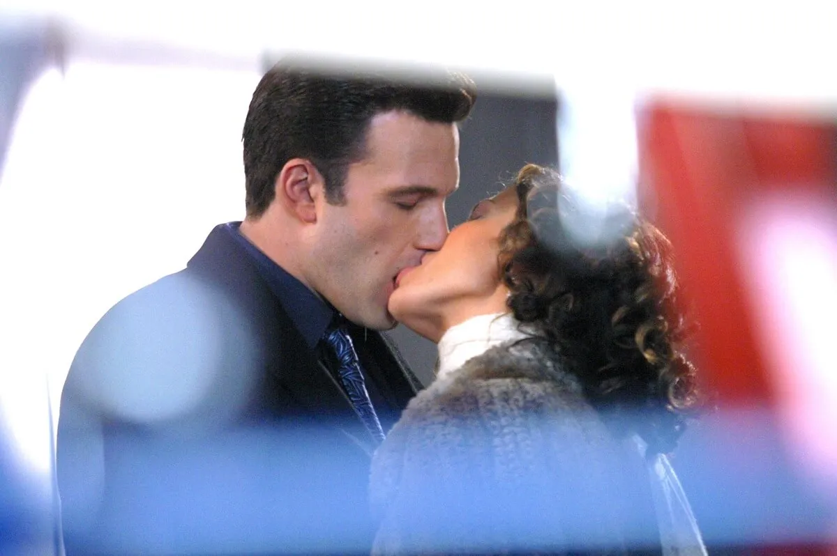 Jennifer Lopez kissing Ben Affleck in a scene from 'Jersey Girl'.