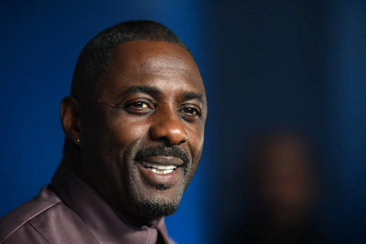 Idris Elba posing at the premiere of 'Luther: The Fallen Sun'.