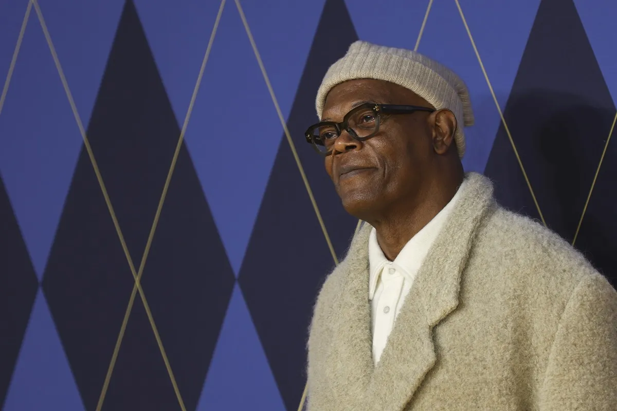 Samuel L. Jackson posing while wearing a tan outfit at the premiere of 'Argylle'.