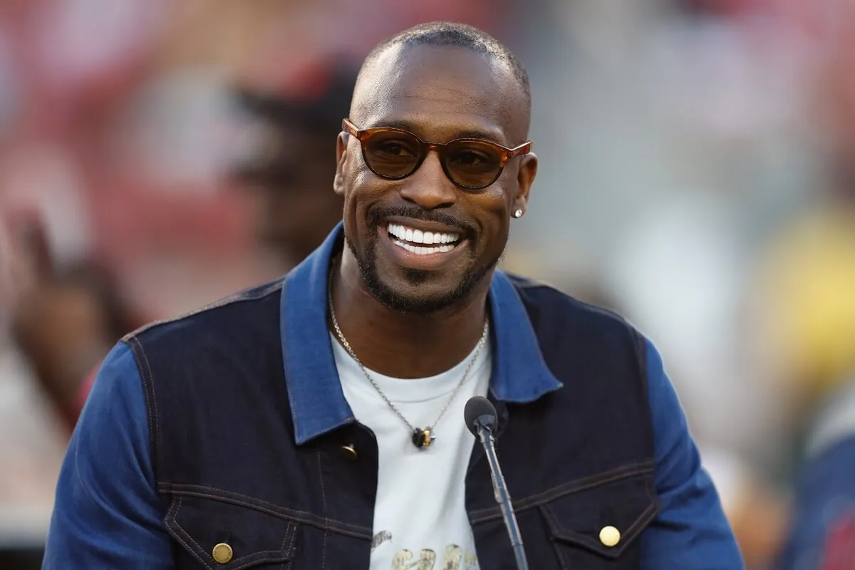 Vernon Davis speaking at the San Francisco 49ers Hall of Fame Induction ceremony for Frank Gore