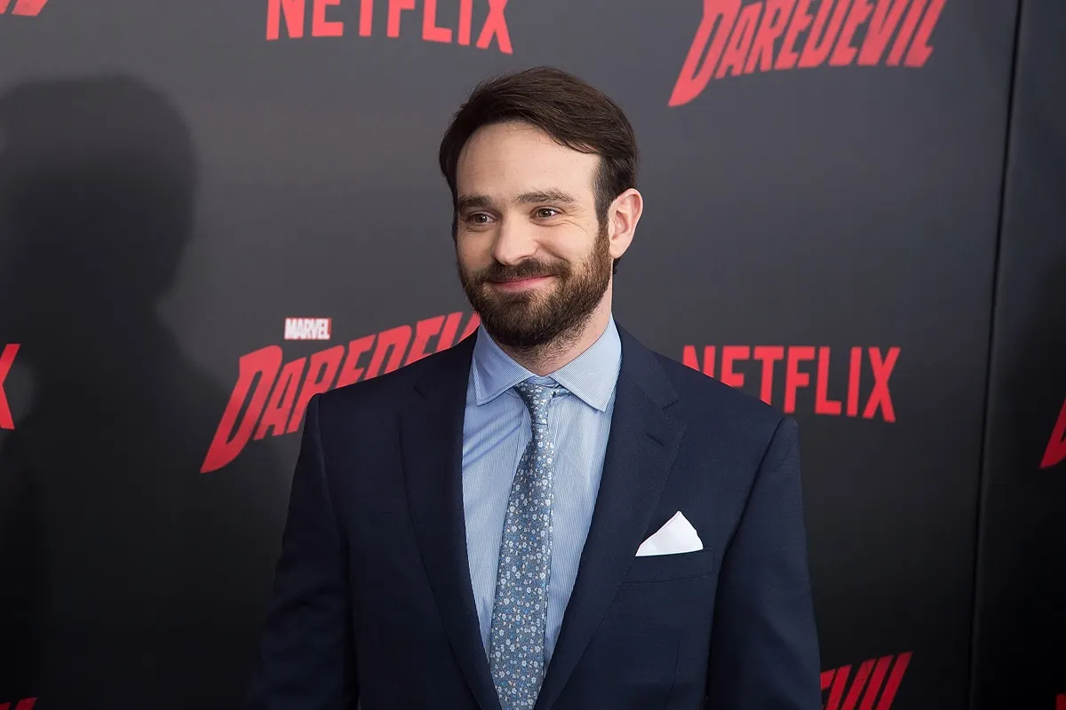 Charlie Cox posing in a suit at the "Daredevil" Season 2 premiere.