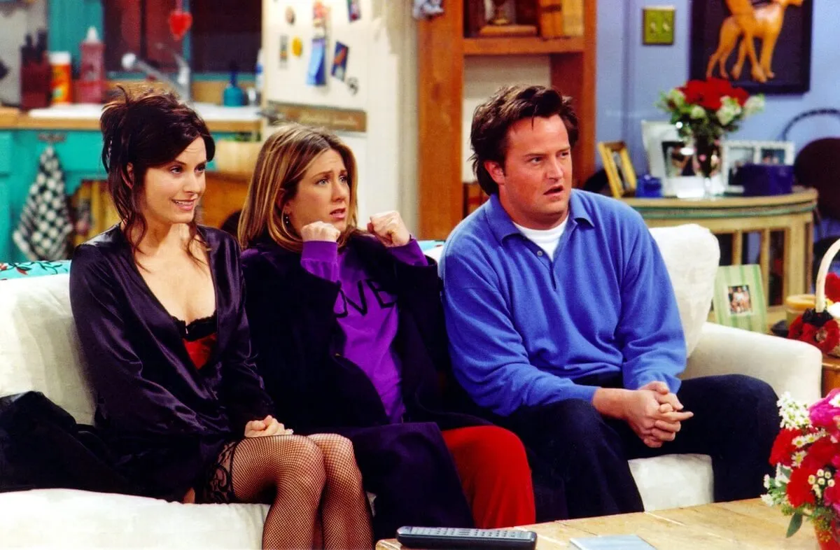 Courtney Cox, Jennifer Aniston, and Matthew Perry in an episode of 'Friends'.