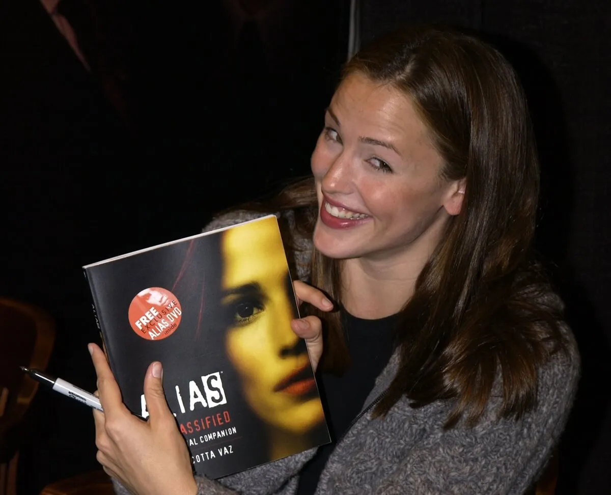 Jennifer Garner holding a copy of the book 'Alias: Declassified' at Barnes & Noble bookstore.