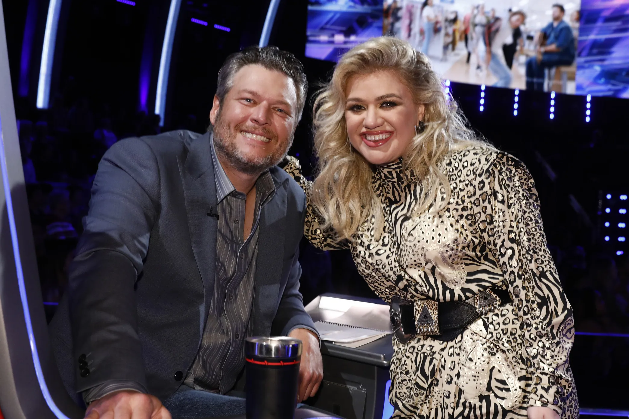 Blake Shelton and Kelly Clarkson posing together in 'The Voice' Season 16