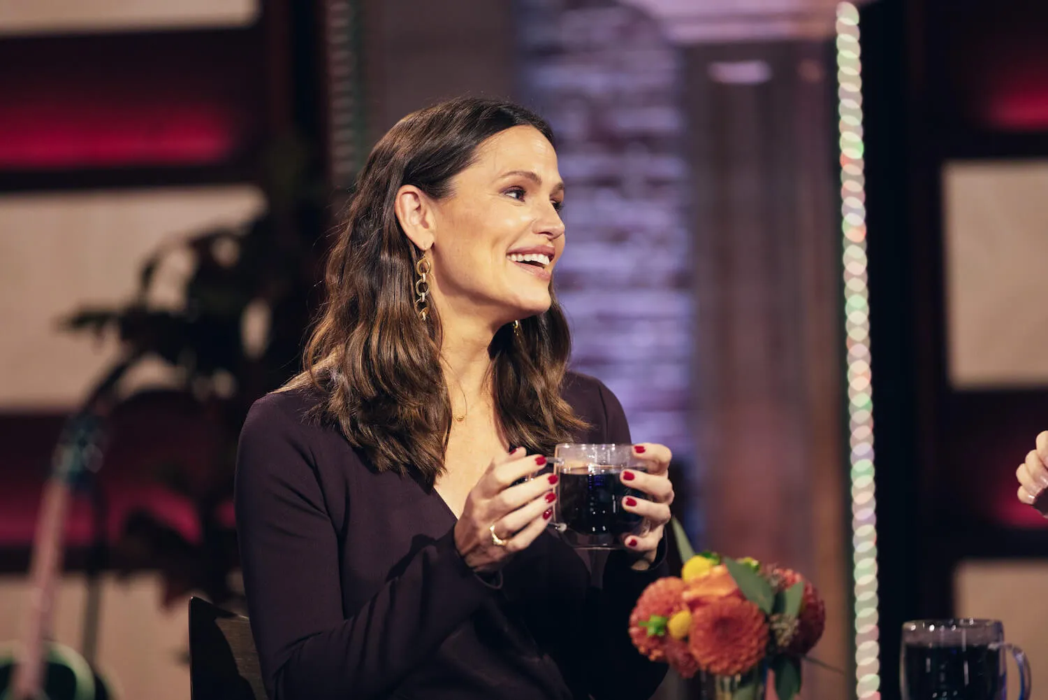 Jennifer Garner holding a cup of tea and looking to her left as she's talking on 'The Kelly Clarkson Show'