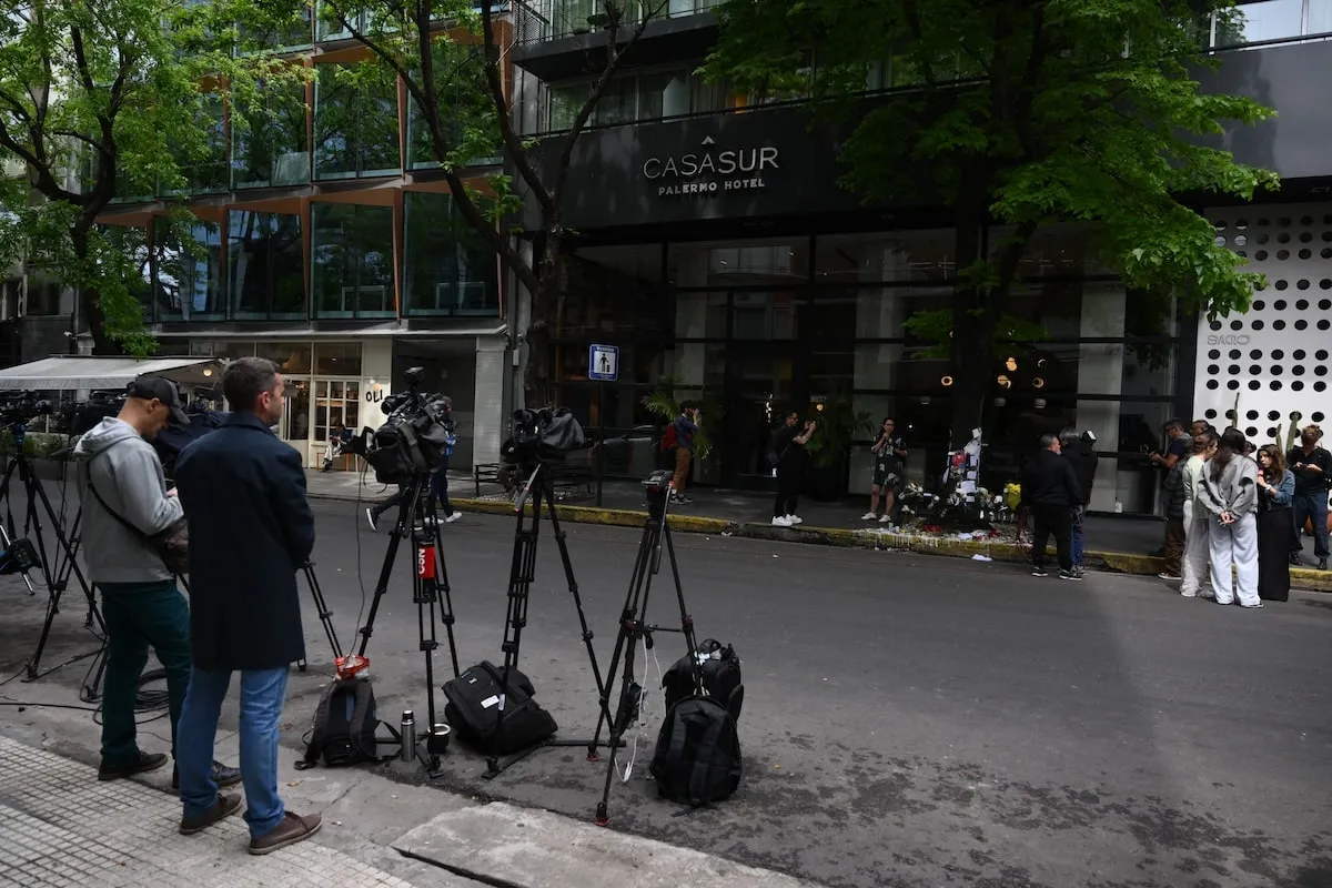 The next morning, cameramen gather outside of the hotel where Liam Payne