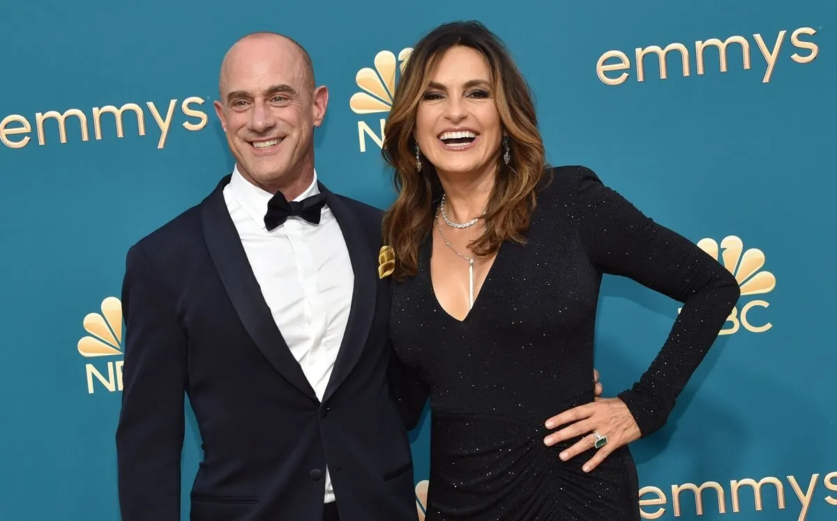 Mariska Hargitay posing alongside Chris Meloni at the Emmys.