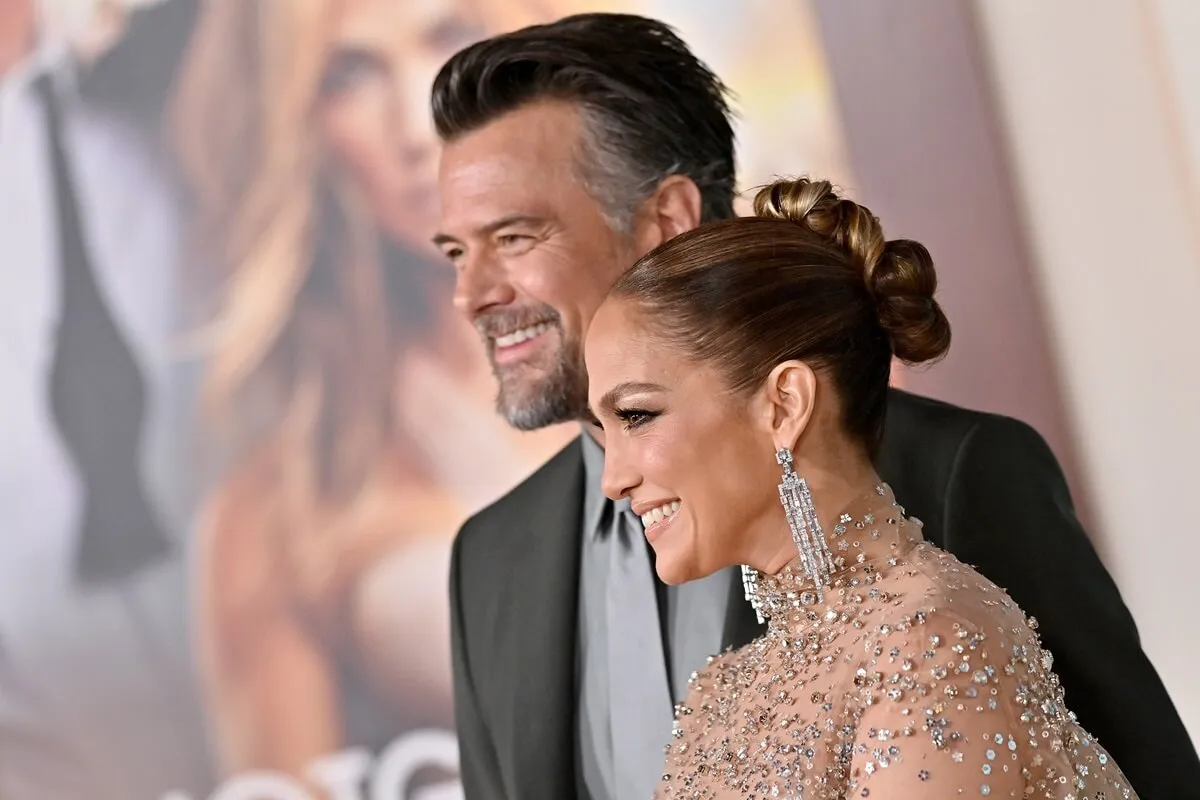 Josh Duhamel posing alongside Jennifer Lopez at the premiere of 'Shotgun Wedding'.