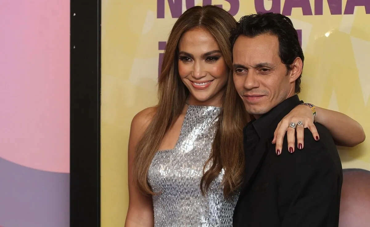 Jennifer Lopez posing alongside Marc Anthony at the Teleton 2010 tv broadcast at Televisa San Angel.