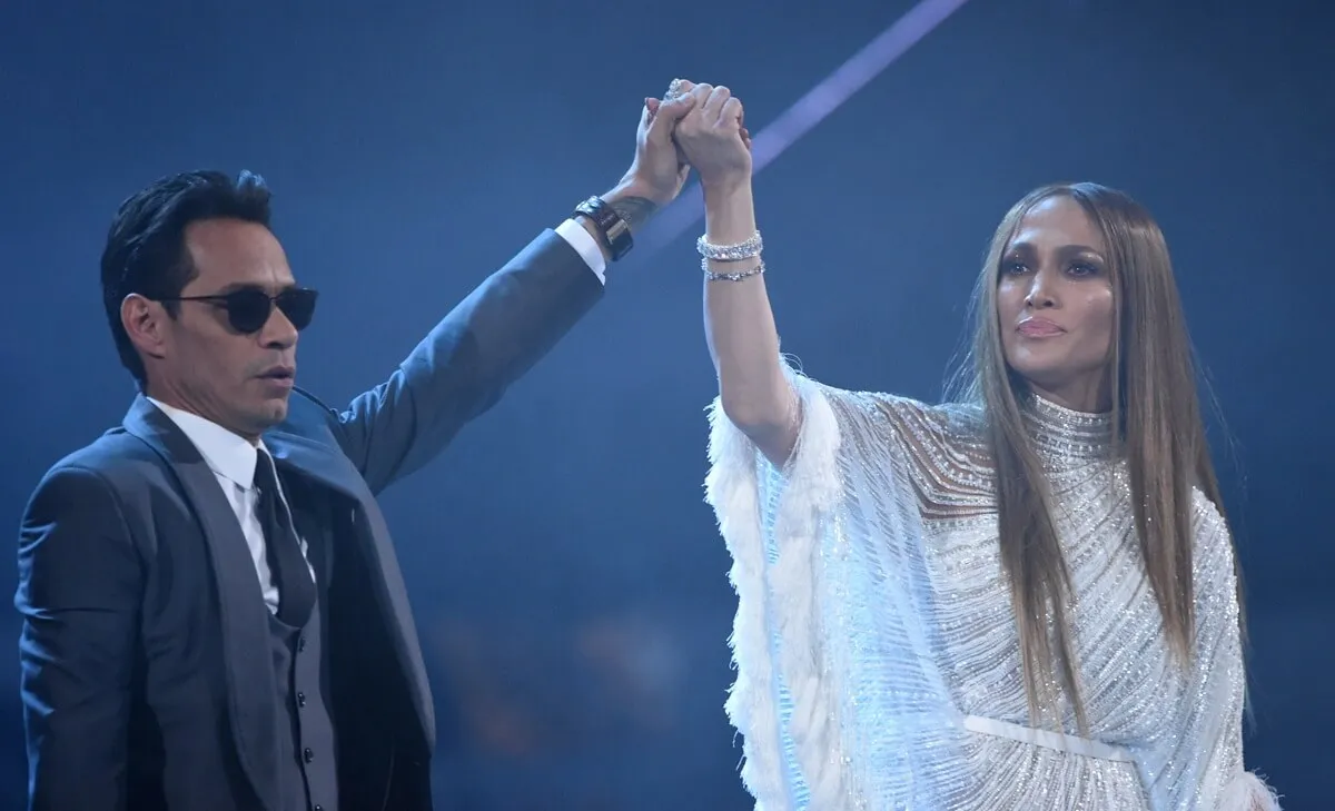 Marc Anthony and Jennifer Lopez singing on stage.