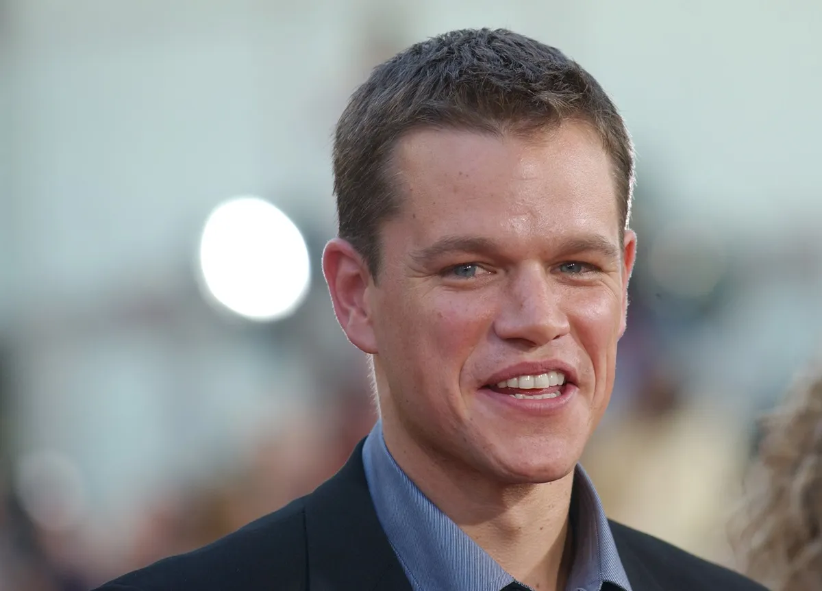 Matt Damon posing in a suit at the premiere of 'The Bourne Supremacy'.