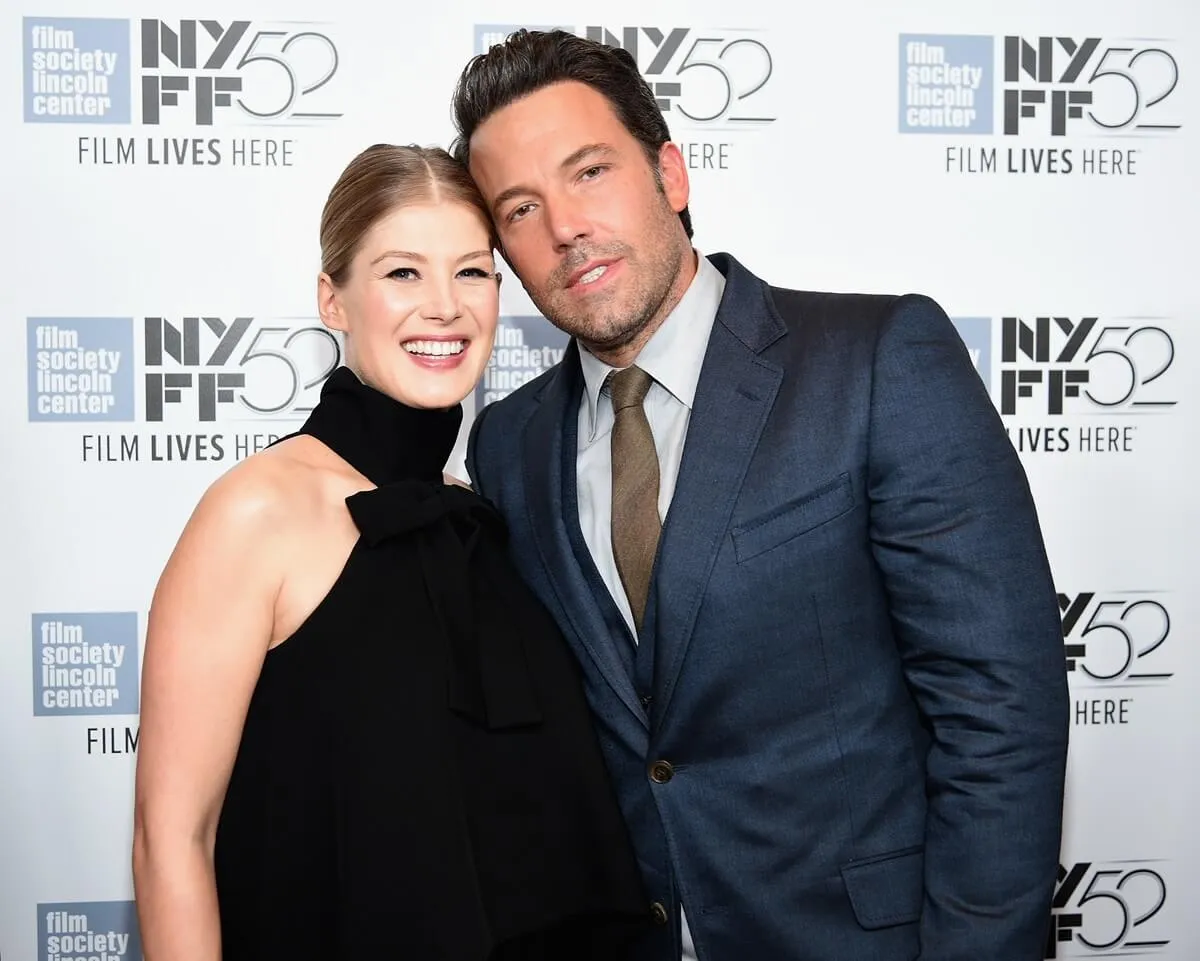 Rosamund Pike posing next to Ben Affleck at the opening night of 'Gone Girl'.