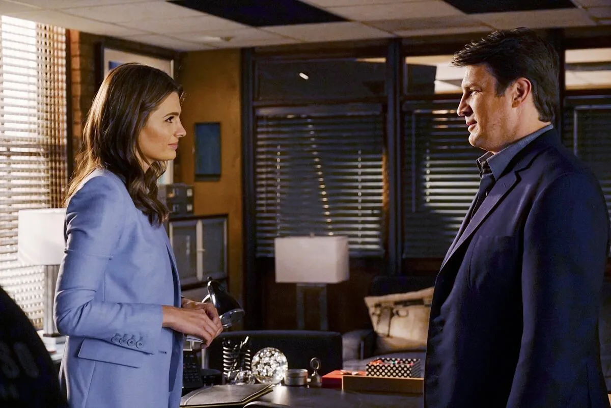 Nathan Fillion standing across from Stana Katic in an episode of 'Castle'.